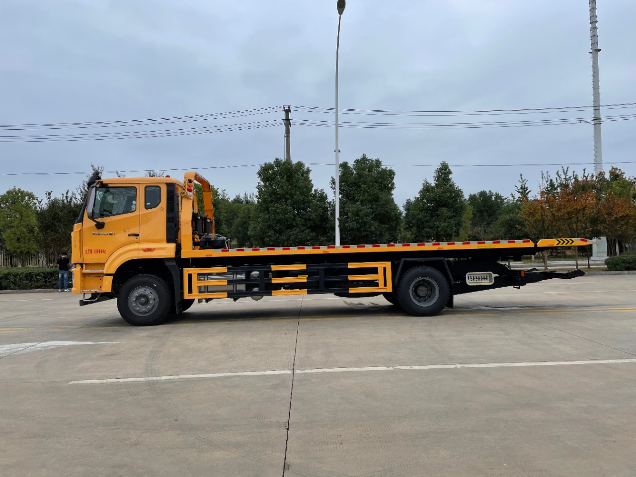 重汽豪沃寬體寬臥單橋大板清障車(chē)